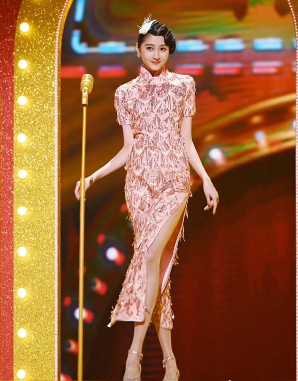 配资股网址 26岁关晓彤穿旗袍美到骨子里！竹林写真藏着普通女孩变美密码